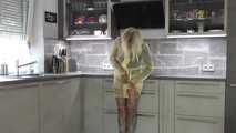 Miss Francine in yellow Schmuddelwedda raincoat (behind the scenes)