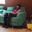 Lisa mit Seilen auf Couch gefesselt 1/2