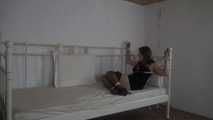 Ayu mit Seilen ans Bett gefesselt 2/2