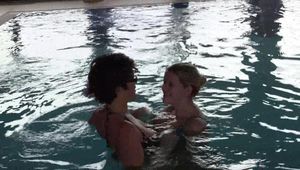 Dreist! Sex im Hallenbad!