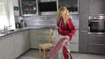 Miss Alice im Nylon Regenanzug und transparentem Regenanzug mit Latzhose
