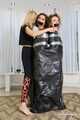 Terry und Vanessa - Müllsackspiele: Terry und Vanessa werden Rücken an Rücken in Müllsäcke gepackt