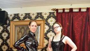 Miss Scarlett wird von Lady Nadja verschnürt und streng geknebelt