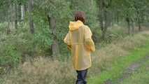 Miss Petra macht einen Spaziergang in Hunter Regenjacke und Regenhose (wiederholte Version)