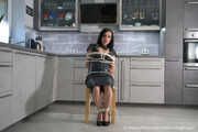 Miss Amira das erste Mal in Bondage