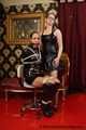 Miss Scarlett wird von Lady Nadja verschnürt und streng geknebelt