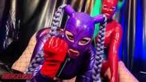 Wichsanleitung zweier geiler  Rubberdolls