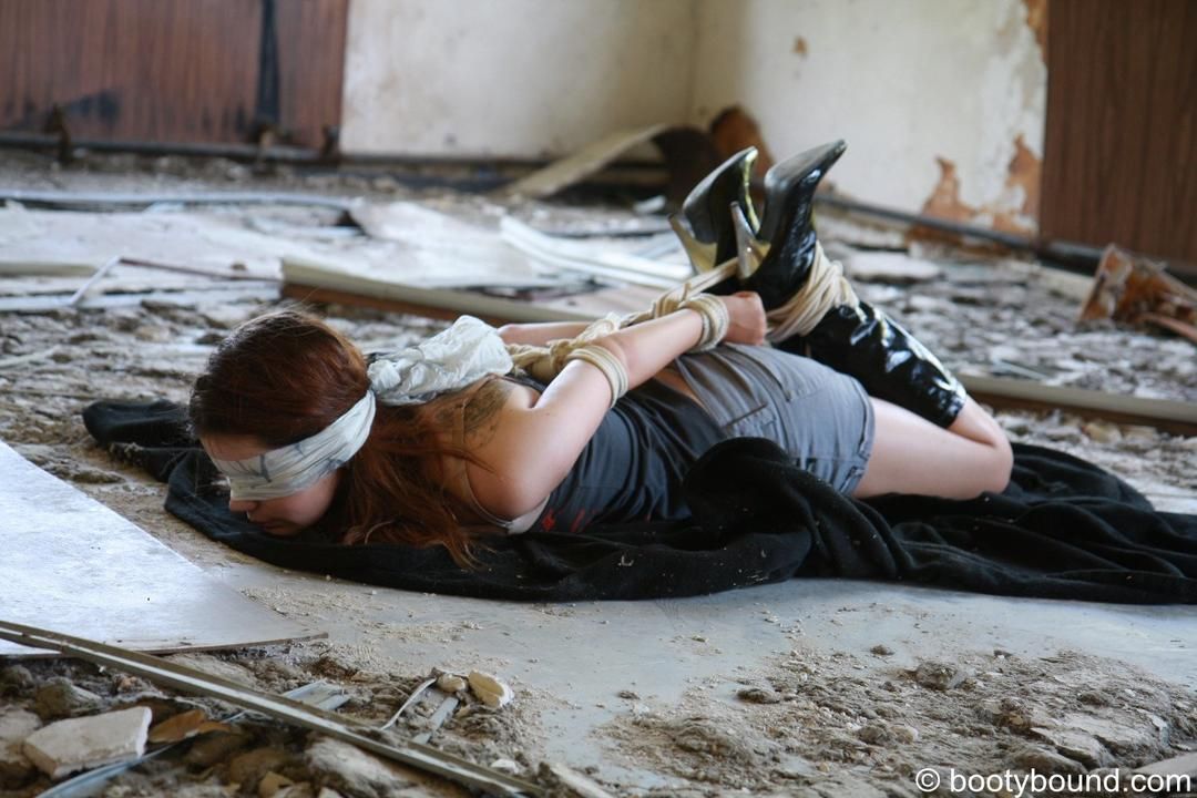Anna in einem hogtie gefesselt BILDER
