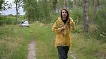 Miss Petra macht einen Spaziergang in Hunter Regenjacke und Regenhose (wiederholte Version)