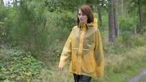 Miss Petra macht einen Spaziergang in Hunter Regenjacke und Regenhose (wiederholte Version)