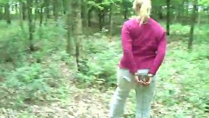 Mit Hand - und Fußschellen im Wald spazieren