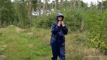Miss Petra macht einen Spaziergang im Farmerrain Regenanzug und Gummistiefel