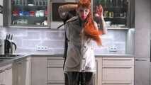 Miss Lara in Hunter Regenjacke und Lackcatsuit Bondage
