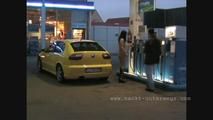 Nackt an der Tankstelle