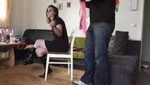 Susan mit Tüchern an einen Stuhl gebunden 1/2