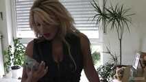 Alexandra spoils her hot body with oil