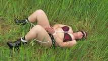 Soraya in dessous outdoor 2/2