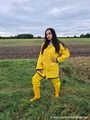 Miss Amira unterwegs im Friesennerz, gelber Regenlatzhose und Gummistiefel