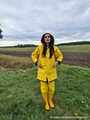 Miss Amira unterwegs im Friesennerz, gelber Regenlatzhose und Gummistiefel