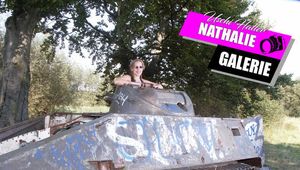 Nathalie posiert auf einem Hotchkiss Schützenpanzer