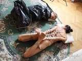 Elvina & Sara - Seil hogties und Müllbeutel 05