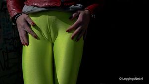 Gelbe Leggings beim Parkhaus