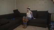 Elysa in Seilen auf dem Sofa