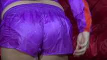 Watching Pia wearing a supersexy shiny nylon shorts and a rain jacket combination experiment with water (Video)
