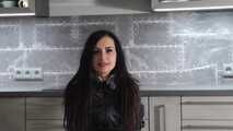 Miss Amira in lagenweise Regensachen und Bondage