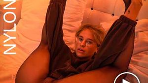 Transparente Nylon Strupfhose, gespreizte Beine - Unser Bondage Stuhl macht es möglich (Teil 1)