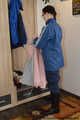 Lagenweise Regenkleidung und Bondage