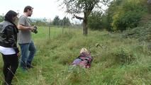 Lara am Baum gefesselt 2/2