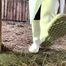 Die Herrin in Gummischürze und weissen Gummistiefeln ein kurzer Clip für meine Liehbaber des Fetischs