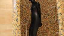 Gummipuppe unter der Dusche