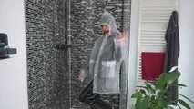 Miss Amira in einem Plastik Sauna Anzug aht etwas Spaß unter der Dusche