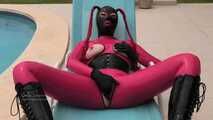 Gummiepuppes Dildospiele am Pool