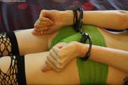 Devin: Goth Girl in schwarzen Handschellen