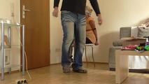 Holy mit Tüchern zu Hause gefesselt 1/2