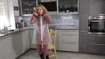 Miss Alice im Nylon Regenanzug und transparentem Regenanzug mit Latzhose