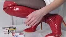 Crushing in rot Overknees auf Tisch