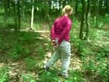 Mit Hand - und Fußschellen im Wald spazieren