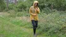 Miss Petra macht einen Spaziergang in Hunter Regenjacke und Regenhose (wiederholte Version)