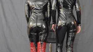 Bondage im glänzenden Catsuit