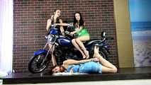Lucky, Nelly, Xenia - Trio posieren auf dem Motorrad, ein Mädchen ist total fertig (video)
