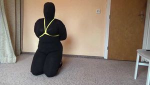 Sandra gekitzelt in einem Ganzkörper-Wollanzug