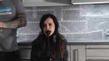 Miss Amira in lagenweise Regensachen und Bondage