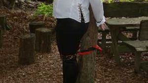 Soraya mit Tüchern an den Baum gefesselt BILDER