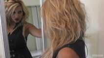 Alexandra spoils her hot body with oil