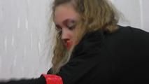claudia im hogtie gefesselt 2/2
