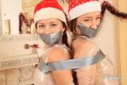 Olivia und Niki - Neujahrsverpackung und Tape Bondage für beide